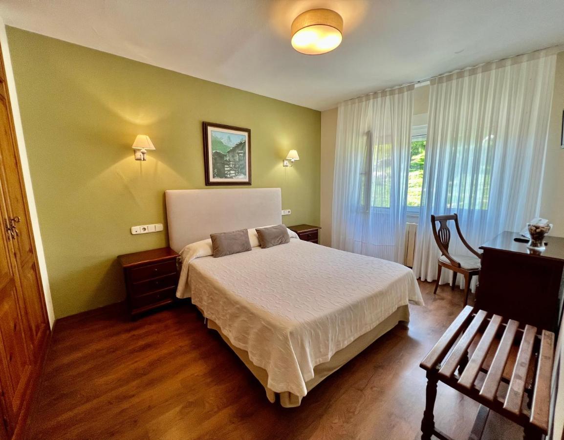 Hotel La Rivera Arenas De Cabrales Kültér fotó