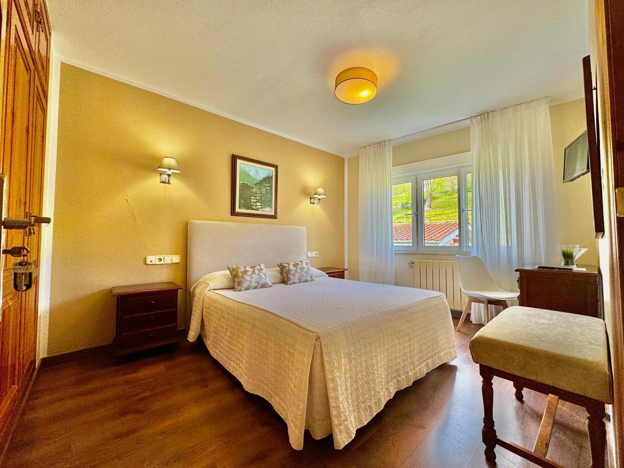 Hotel La Rivera Arenas De Cabrales Kültér fotó